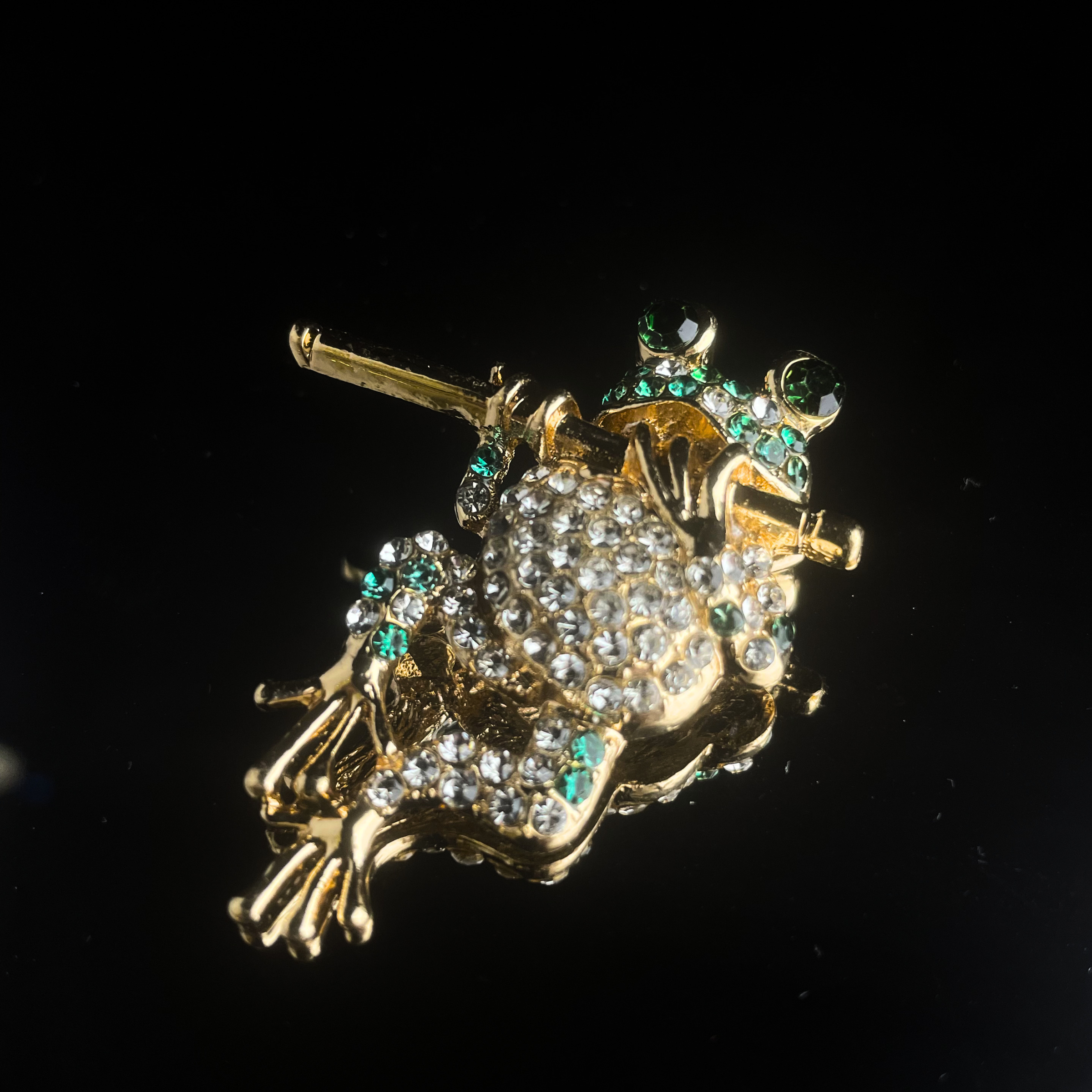 Rhinestone Frog with Flute Pin